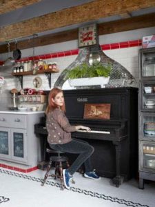54f0d90dc4644_-_clx-neko-case-piano-marching-to-her-own-beat-0312-dugnyk-mdn
